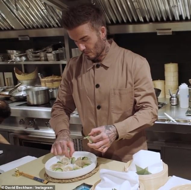 david beckham dien trai, khoe loat hinh xam lon khi tai xuat o san bay hinh 8