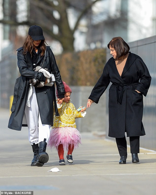 irina shayk sanh dieu ra pho dao choi sau khi thua nhan van doc than hinh 4