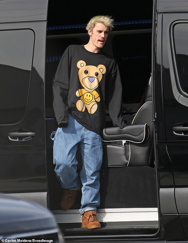 justin bieber mac do "qua kho", mot minh di dieu tri benh lyme o my hinh 1