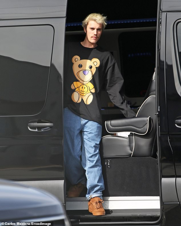 justin bieber mac do "qua kho", mot minh di dieu tri benh lyme o my hinh 2