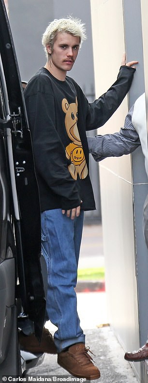 justin bieber mac do "qua kho", mot minh di dieu tri benh lyme o my hinh 3