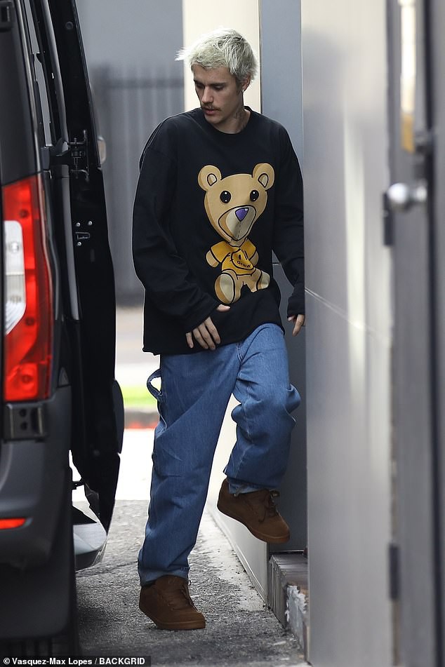 justin bieber mac do "qua kho", mot minh di dieu tri benh lyme o my hinh 4