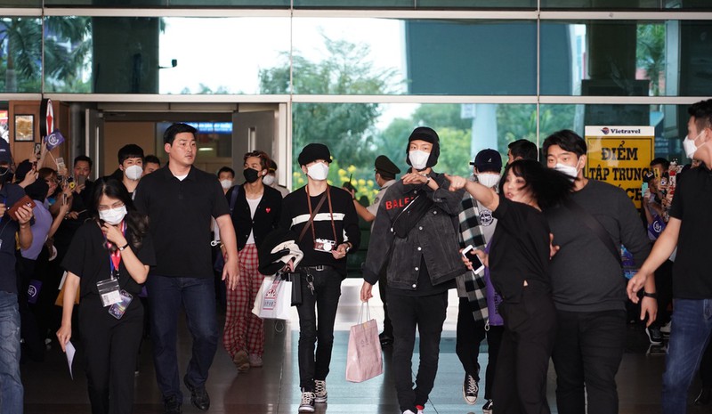 winner do bo hcm tham du concert giua luc dich cum corona bung phat hinh 1