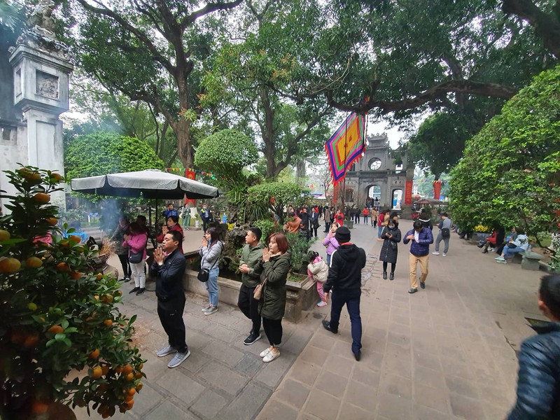 luong nguoi di le chua giam, kin mit khau trang phong virus corona hinh 2