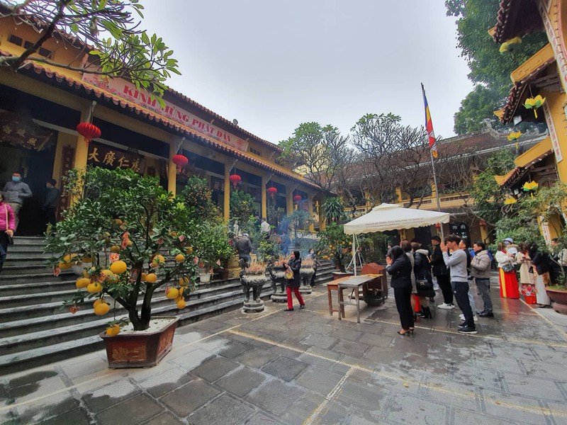 luong nguoi di le chua giam, kin mit khau trang phong virus corona hinh 1