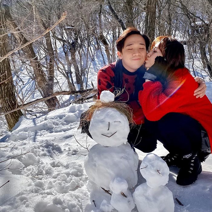chuyen showbiz: hoa minzy "dan mat" ban trai sau on ao da sinh con hinh 9