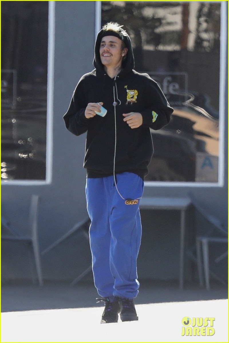 justin bieber de toc khac la, vui ve nghe nhac khi di dao bo tren pho hinh 1