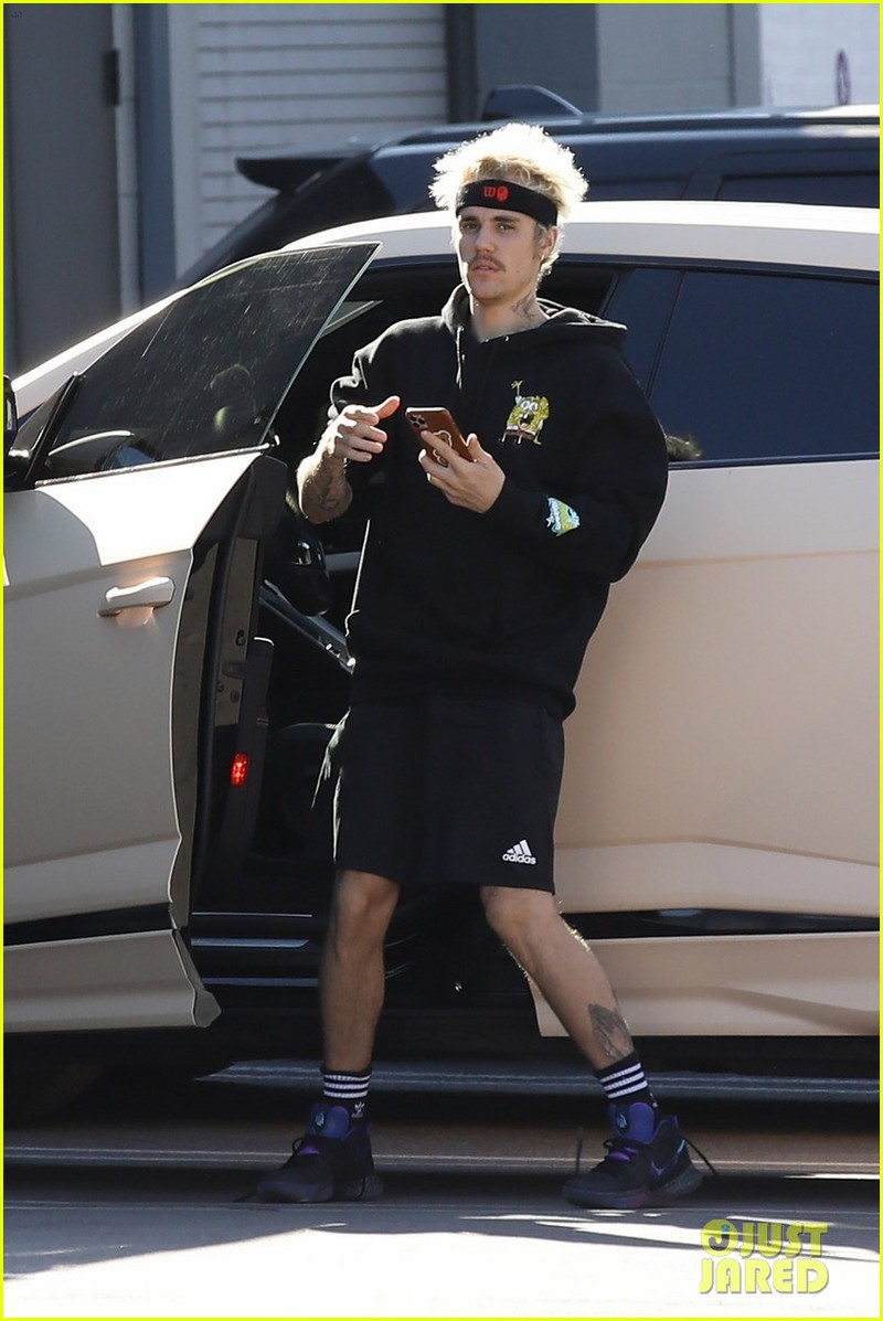 justin bieber de toc khac la, vui ve nghe nhac khi di dao bo tren pho hinh 2