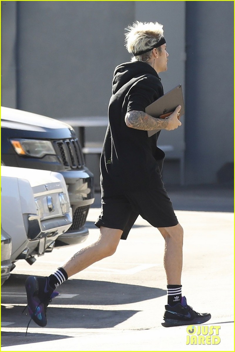 justin bieber de toc khac la, vui ve nghe nhac khi di dao bo tren pho hinh 4