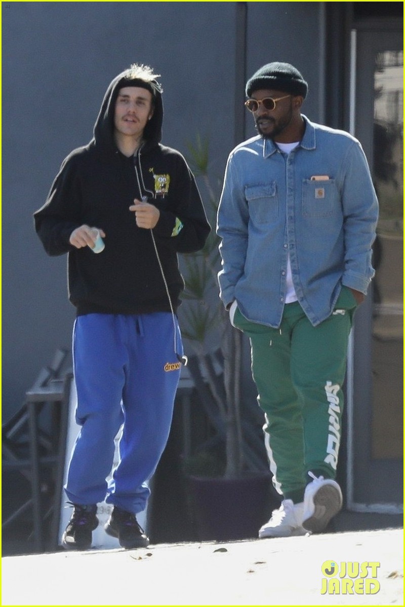 justin bieber de toc khac la, vui ve nghe nhac khi di dao bo tren pho hinh 5