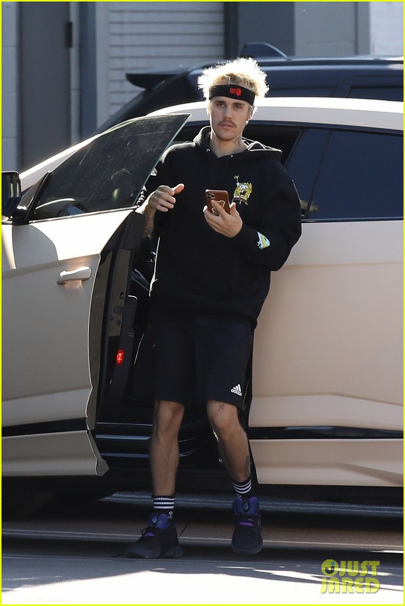 justin bieber de toc khac la, vui ve nghe nhac khi di dao bo tren pho hinh 6