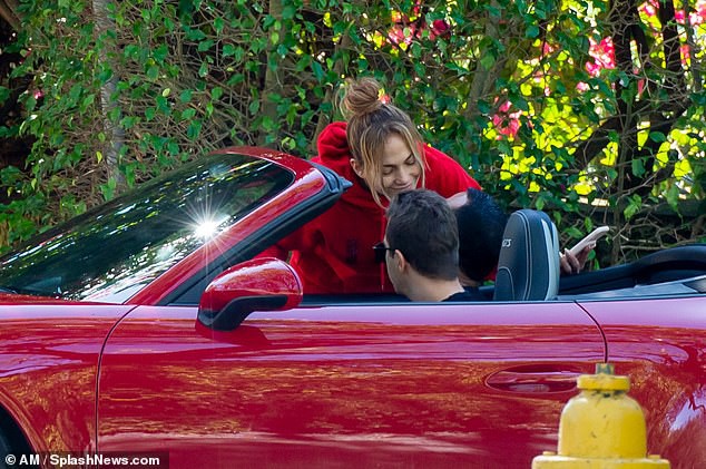 jennifer lopez de mat moc, ngot ngao "khoa moi" tinh tre khi di choi hinh 2