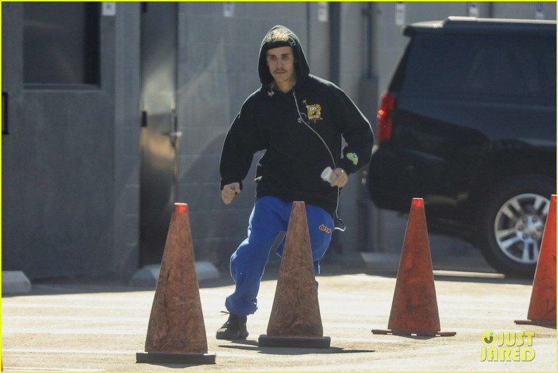 justin bieber de toc khac la, vui ve nghe nhac khi di dao bo tren pho hinh 3