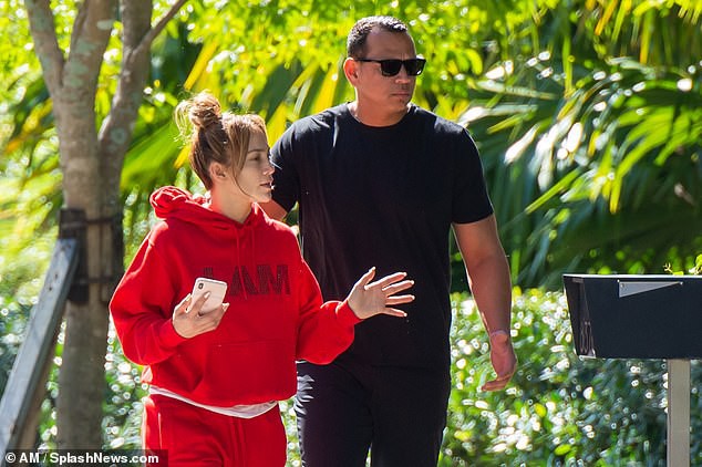 jennifer lopez de mat moc, ngot ngao "khoa moi" tinh tre khi di choi hinh 8