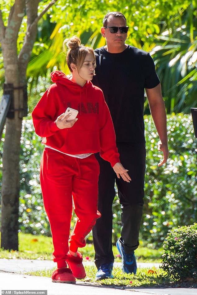 jennifer lopez de mat moc, ngot ngao "khoa moi" tinh tre khi di choi hinh 9