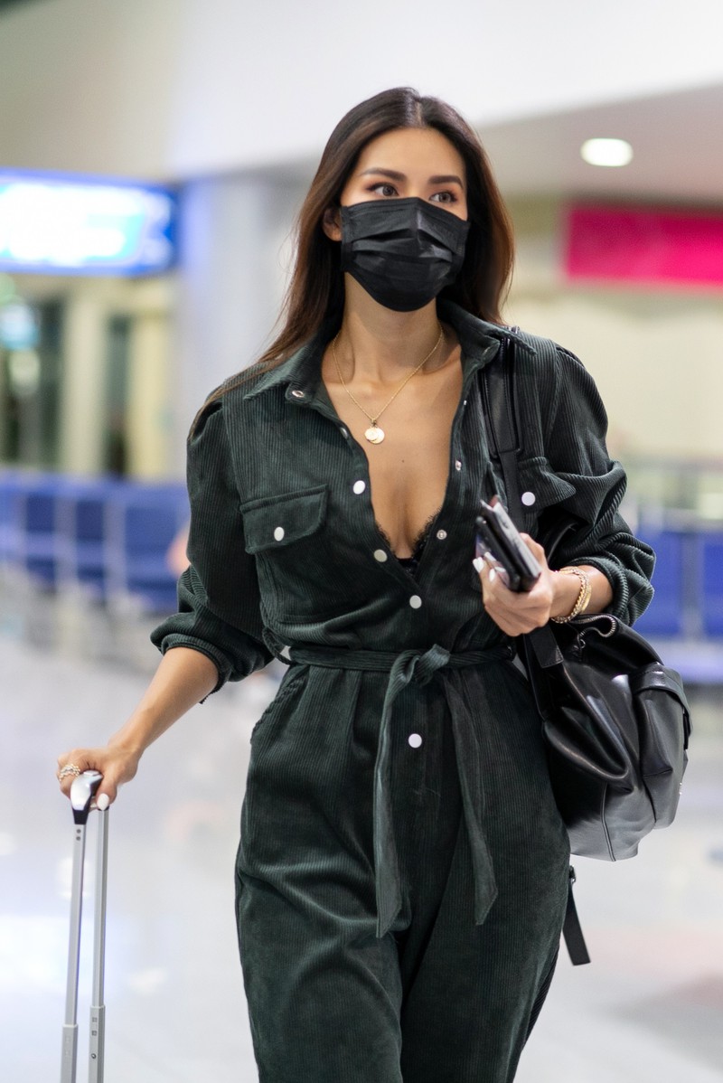 minh tu deo khau trang kin mit, len duong du new york fashion week hinh 3