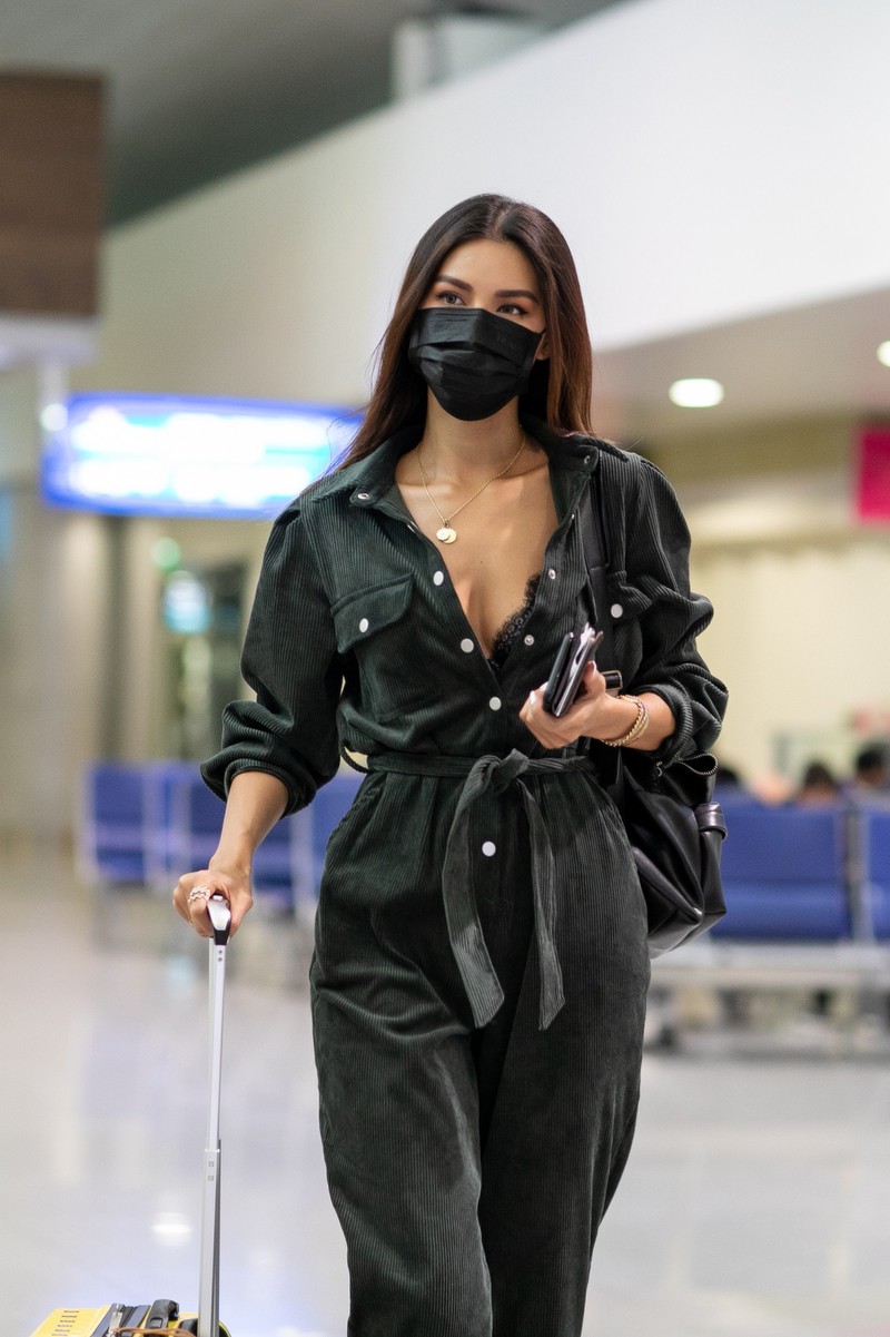 minh tu deo khau trang kin mit, len duong du new york fashion week hinh 2