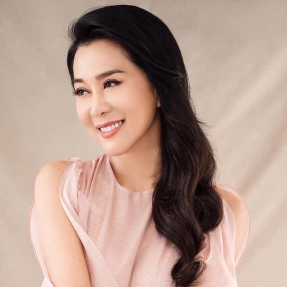 chuyen showbiz: chong tre khanh thi lang man dua vo di mua qua hinh 5