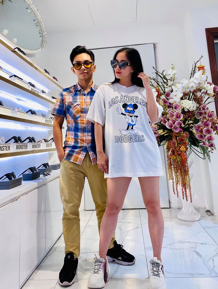 chuyen showbiz: chong tre khanh thi lang man dua vo di mua qua hinh 1