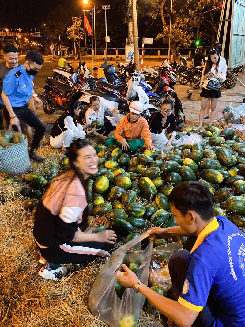 a hau kim duyen "giai cuu" dua hau phu giup nong dan o can tho hinh 2