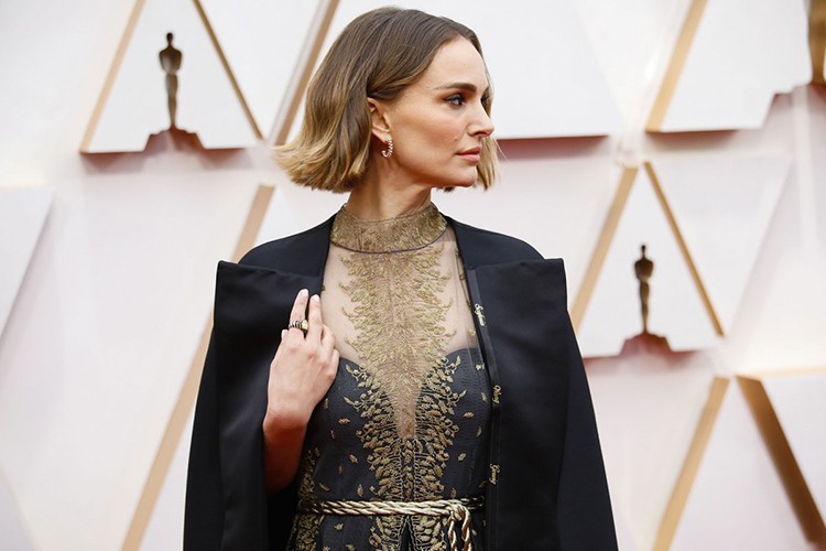 can canh bo vay gay soc cua natalie portman tai le trao giai oscar hinh 1