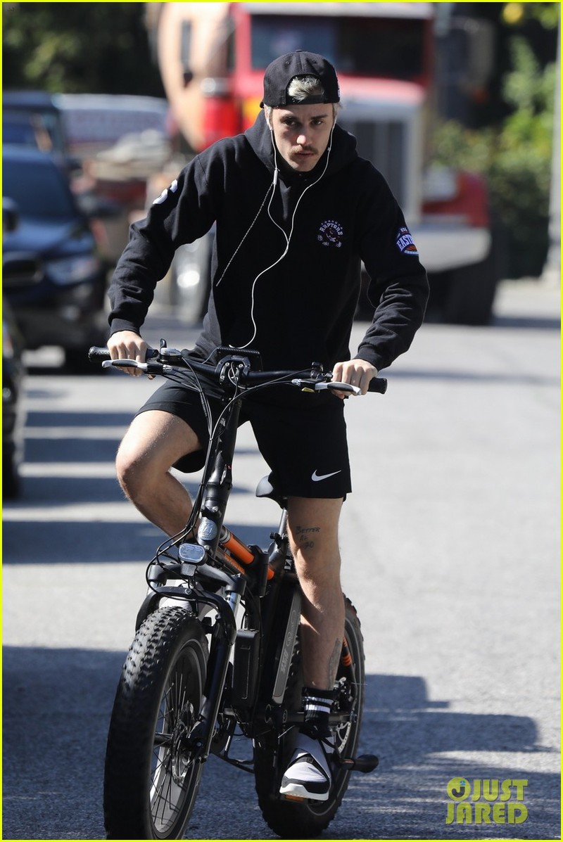 justin bieber binh than nghe nhac va dap xe dao pho sau khi tri benh hinh 1