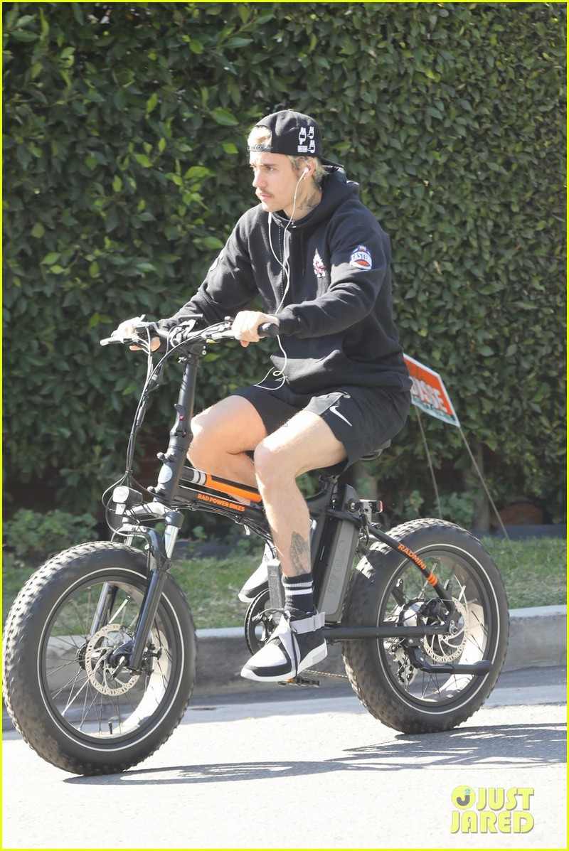 justin bieber binh than nghe nhac va dap xe dao pho sau khi tri benh hinh 2