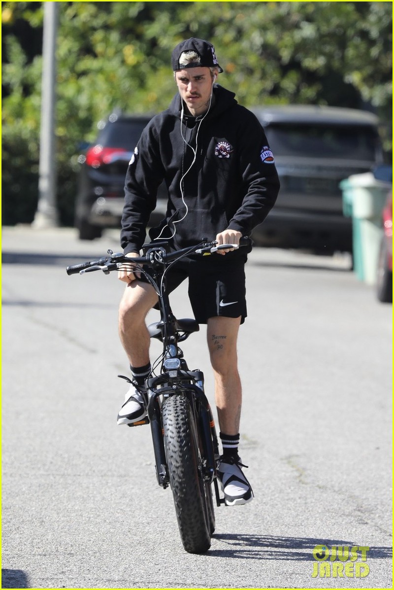 justin bieber binh than nghe nhac va dap xe dao pho sau khi tri benh hinh 3