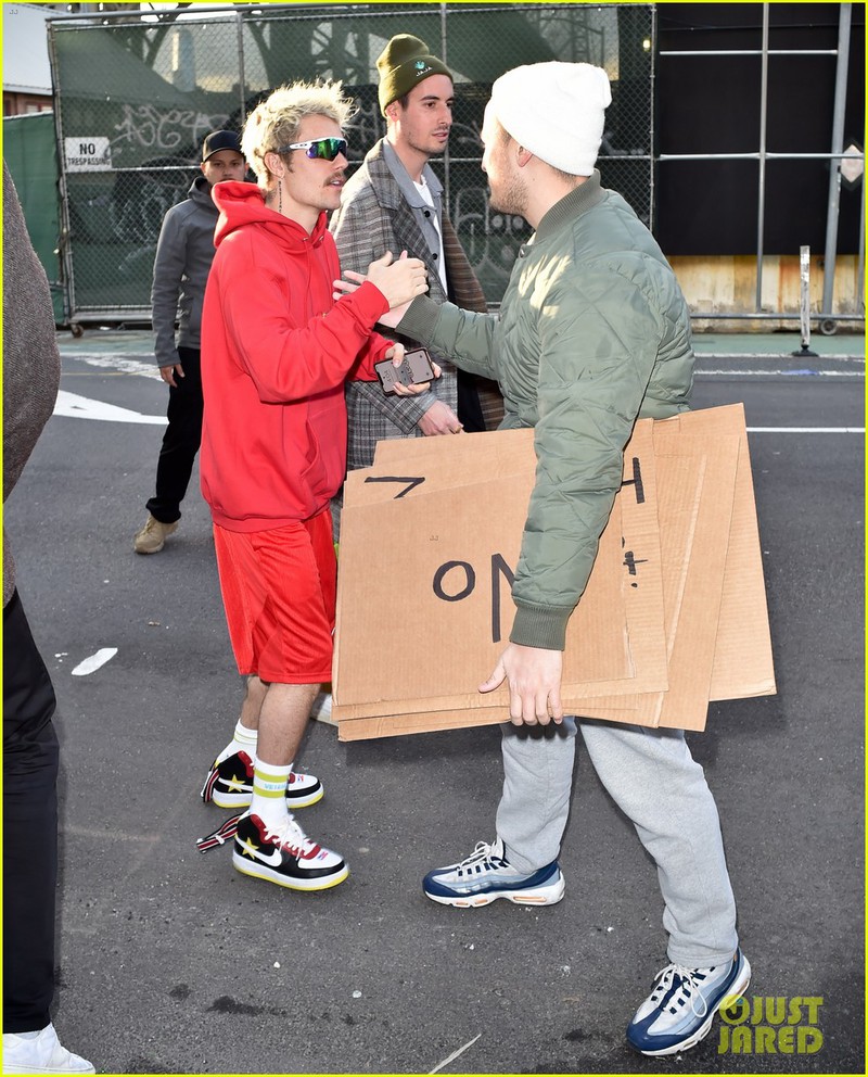 justin bieber binh than nghe nhac va dap xe dao pho sau khi tri benh hinh 9