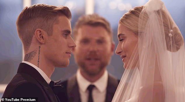 justin bieber lo khoanh khac lung tung doc vap loi the trong le cuoi the ky hinh 1