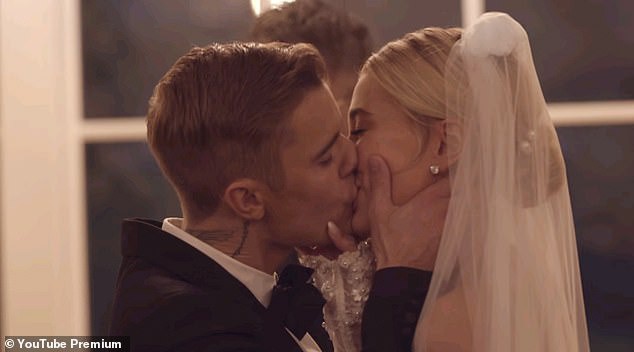justin bieber lo khoanh khac lung tung doc vap loi the trong le cuoi the ky hinh 2