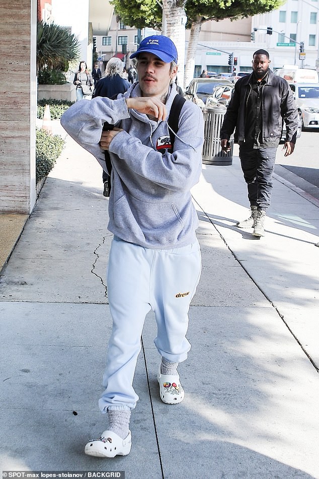 justin bieber ngot ngao tang hoa cho vo trong ngay le tinh nhan hinh 5