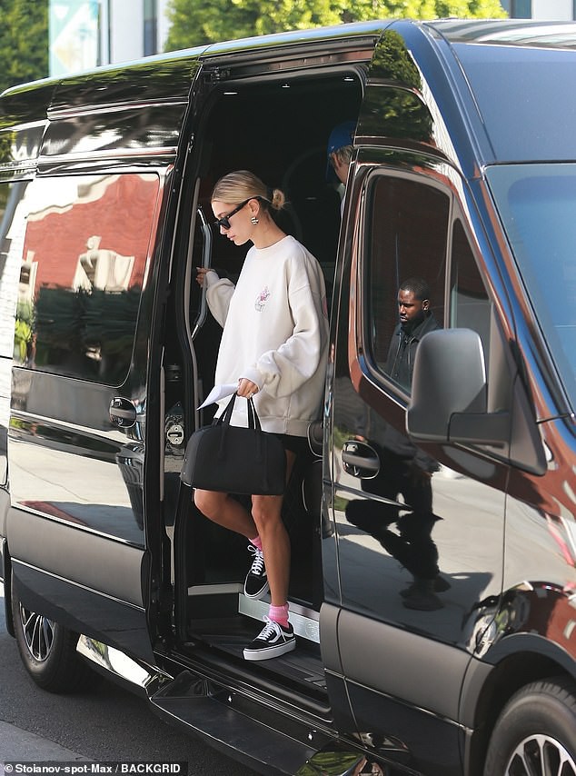 justin bieber ngot ngao tang hoa cho vo trong ngay le tinh nhan hinh 7