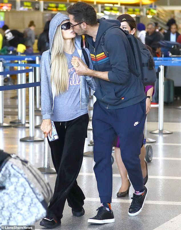 paris hilton nhuom toc bach kim, ngot ngao hon ban trai moi o san bay hinh 1