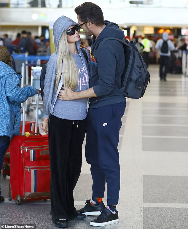 paris hilton nhuom toc bach kim, ngot ngao hon ban trai moi o san bay hinh 2