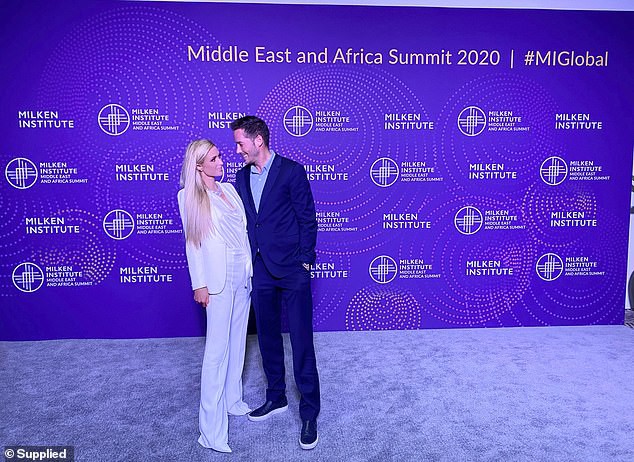 paris hilton nhuom toc bach kim, ngot ngao hon ban trai moi o san bay hinh 3