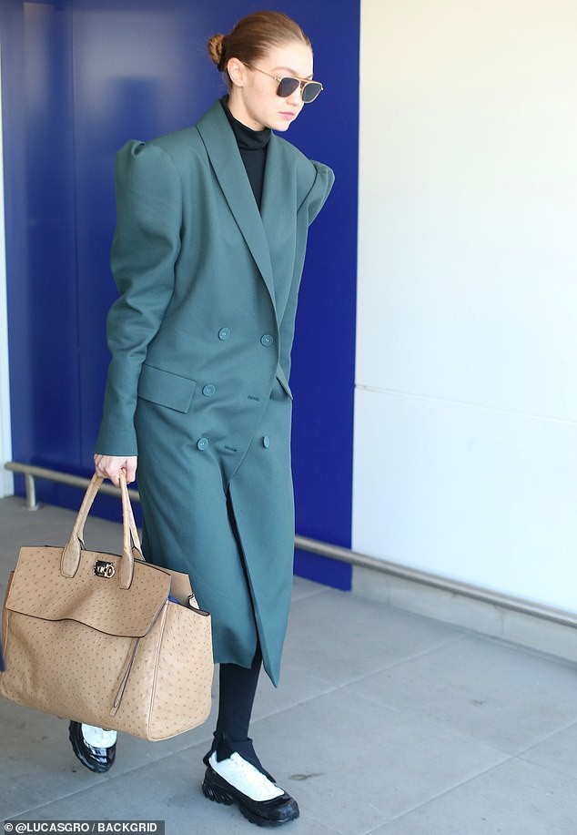 gigi hadid va con gai cindy crawford tai xuat sanh dieu o san bay hinh 2