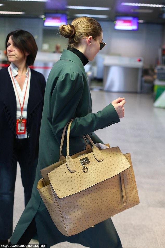 gigi hadid va con gai cindy crawford tai xuat sanh dieu o san bay hinh 4