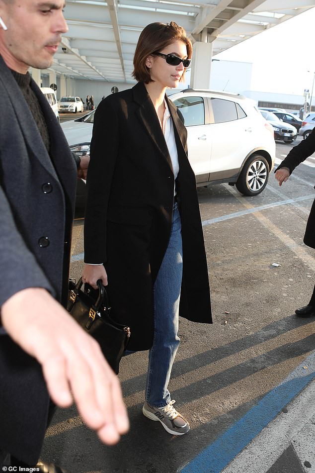 gigi hadid va con gai cindy crawford tai xuat sanh dieu o san bay hinh 5