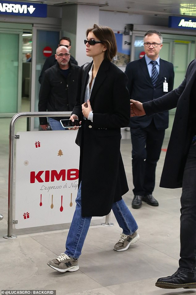 gigi hadid va con gai cindy crawford tai xuat sanh dieu o san bay hinh 6
