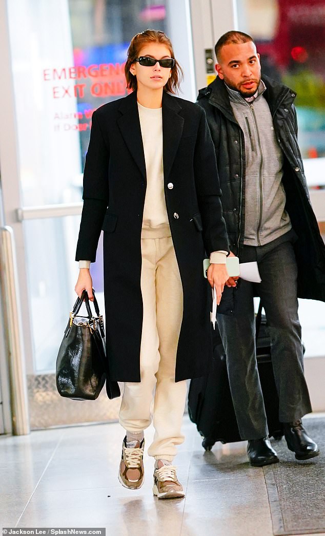 gigi hadid va con gai cindy crawford tai xuat sanh dieu o san bay hinh 7