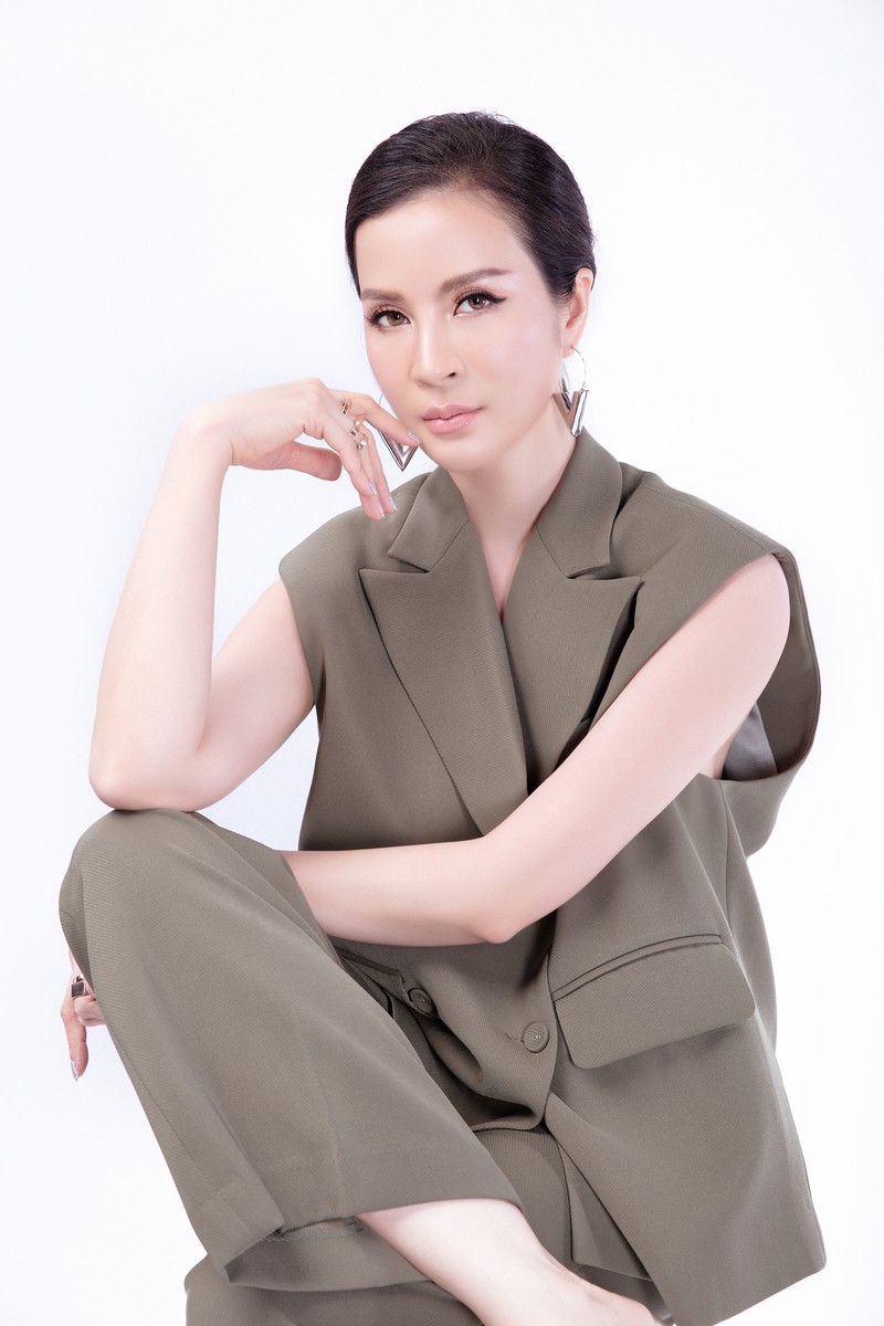 mc thanh mai khoe nhan sac khong tuoi voi trang phuc menswears ca tinh hinh 10