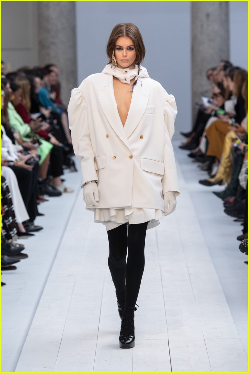con gai cindy crawford va bella hadid "do dang" voi mot khong noi y hinh 2