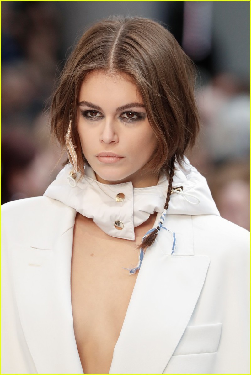 con gai cindy crawford va bella hadid "do dang" voi mot khong noi y hinh 3