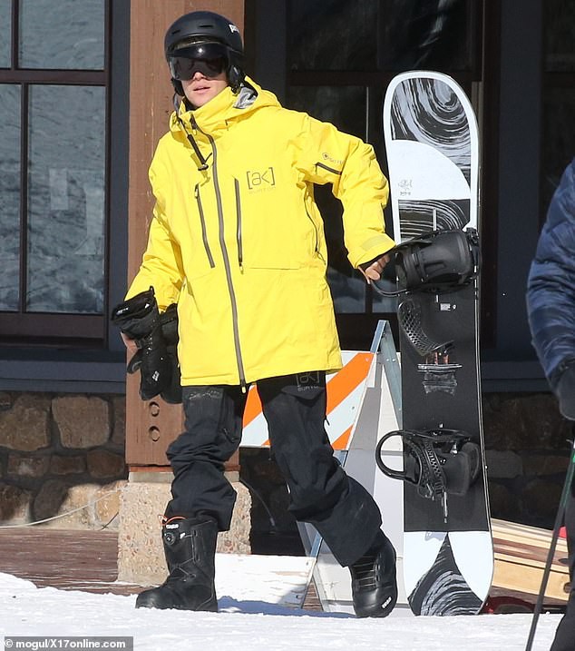 justin bieber mac ao vang ruc, hao hung di truot tuyet cung ban than hinh 1