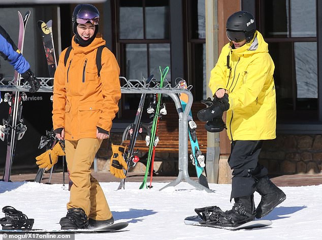justin bieber mac ao vang ruc, hao hung di truot tuyet cung ban than hinh 2