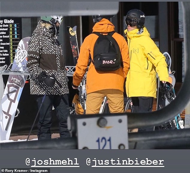 justin bieber mac ao vang ruc, hao hung di truot tuyet cung ban than hinh 6