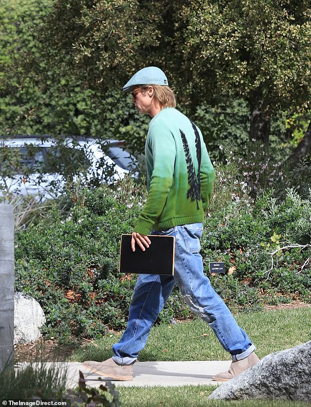 brad pitt binh than ra pho sau on ao bi tong thong trump "mia mai" hinh 2