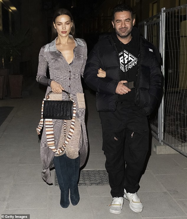 irina shayk than mat khoac tay ban khac gioi du su kien thoi trang hinh 1