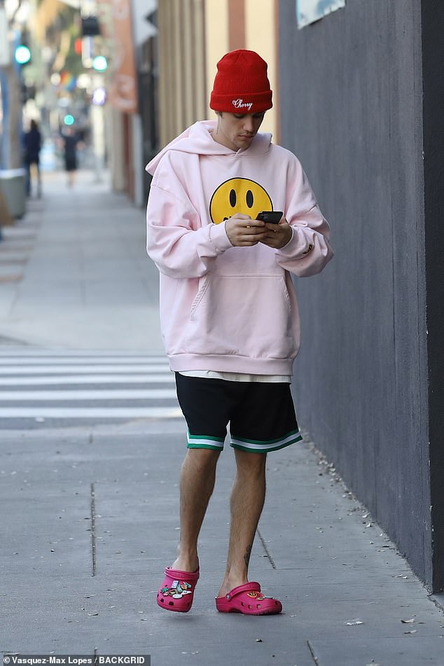 justin bieber mac ao vang ruc, hao hung di truot tuyet cung ban than hinh 8